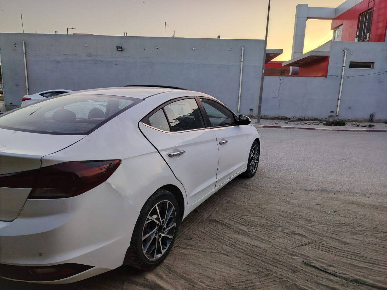 للبيع فقط النترا موديل 2020رقم أربيل وكاله تحويل كله مضمون فول مواصفات فتحه بصمه اشاير مري كشنات جلد تبريد خلفي امامي مكينه 200 تيربو بيها ضربه بجم بيها مكانات صبغ السعر 100 وبيها مجال مكاني بالنجف رقم التلفون ***********
