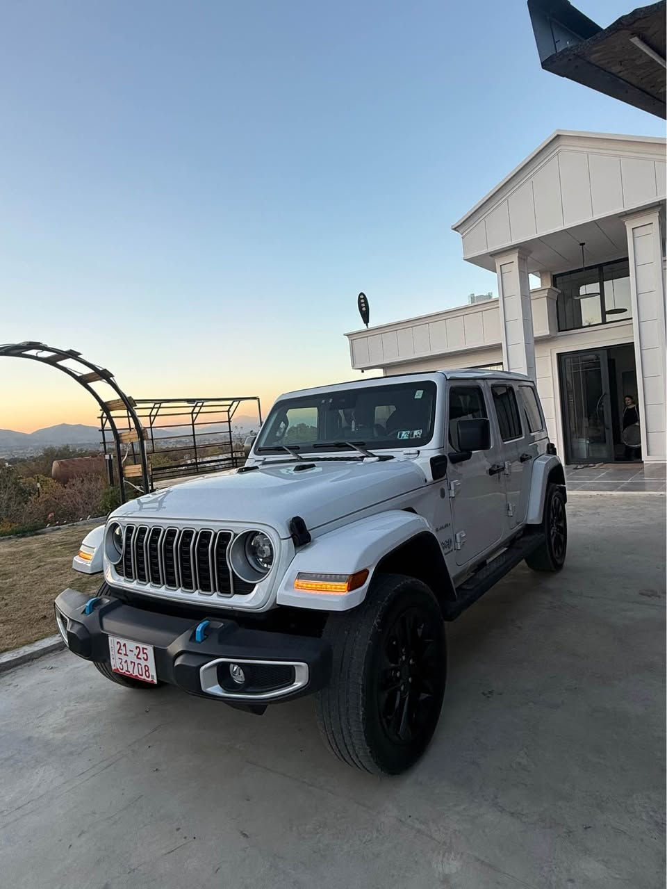 Jeep Wrangler 4Xe 2024 hybrid 

سەیارەکە کامل مواسەفاتە 

حادیسەکەی تەنها دەرگای سایەق گۆراوە بە بیلاد بێ بۆیاخ

بێ ناو گرتن

٣٢ میل رۆیشتوە 

ڕەقەم کراوە رەقەم سلێمانی 

بۆ نرخ پەیوەندی بکەن

*********** السليمانية, العراق
