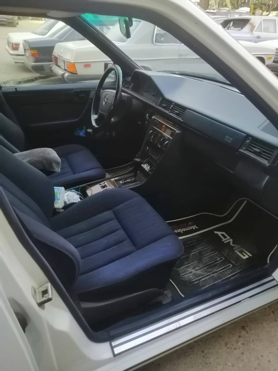 السلام عليكم 
مارسيدس E300
كشنات الاماميه كهرباء والجام الامامي كهرباء
والجام الخلفي جوبي
فتحه سقف طكتيني شغله
السياره بدون صبغ 
كامله مكمله مابيه نقص 
رقم بغداد الدولي السياره بسمي 
العنوان بغداد المشتل
السعر 95$ وبيه مجال 
الاستفسار ‏‪***********‬‏
***********  وتساب
