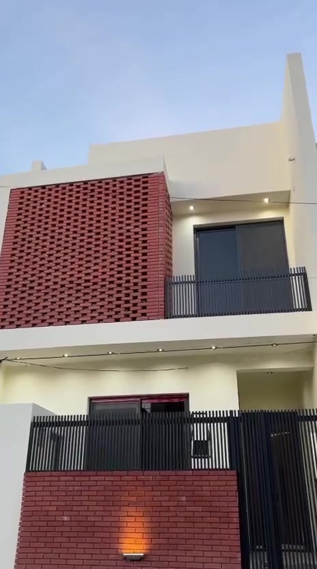 بيت حديث للبيع مساحه 130 متر 
6.5 *20
 استقبال وهول 
3 غرف
3 حمامات 
مطبخ حار وبارد 
حي الامام بداية شارع الضغط من جهة شارع 60 ثاني فرع 
للاستفسار ***********
