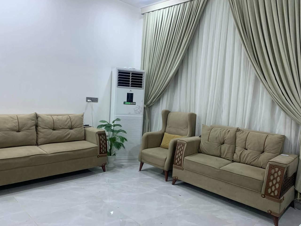 السلام عليكم تخم للبيع السعر ٦٥٠ بي مجال بسيط النظافه كدامكم جديد خالي من الظرر العنوان حله .. ***********يوجد توصيل كل محافظات العراق
