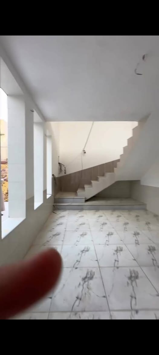 ‎0790 283 4700
بيت للبيع قاطين باقي بس تقفبل شبابيك وكهربائيات يعني يحتاج فقط ٦ مليون يجهز 
خارطه حديثه مودرن 
الطابق الارضي / طابو حجه مساحه 260 متر
حديقه كبيره + كراج سياره +غرفه +استقبال + صاله كبيره+ مطبخ بارد كبير مؤسس غاز دفن مع مفرغات صاروخي   +طبخ حار مع منور خاص مؤسس غاز دفن مع مفرغات صاروخيه اخرى ايضا.
الطابق الثاني /غرفه نوم + صحياة سويت vip + صاله +مطبخ +سطح سيراميك حراري درجه اولى 
هاتف ‎0790 283 4700
الفرع خلف مدرسه تل الزعتر 
خلف المجمعات
