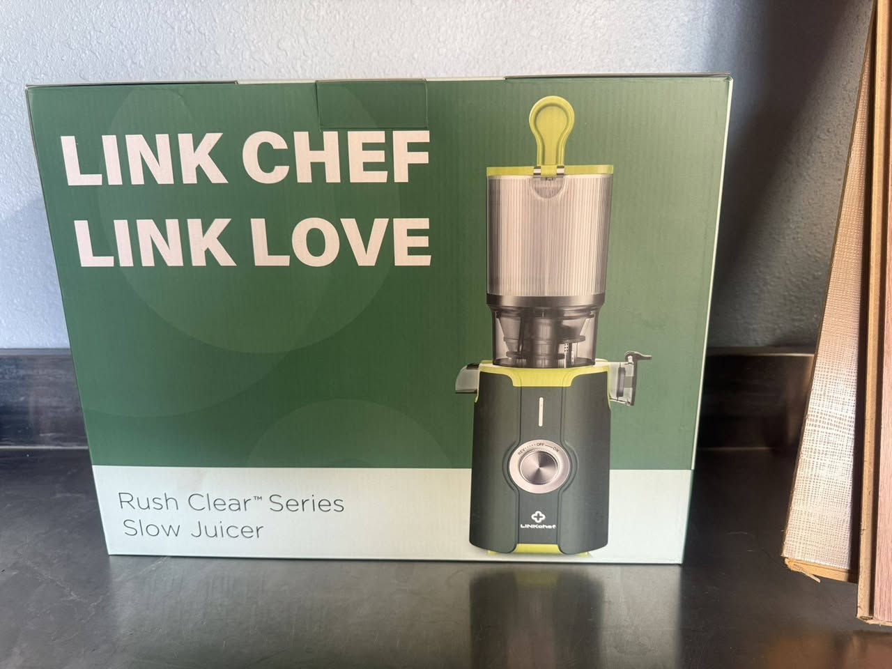 عصارة الفواكه و الخضروات البطيئة LINKChef Rush Clear Series Slow 
بسعر 145000
المواصفات
1-تقنية العصر البطيء: تعمل العصارة بسرعة منخفضة تبلغ 45 دورة في الدقيقة (45 RPM)، مما يضمن الحفاظ على كامل المغذيات والفيتامينات، ويمنع أكسدة العصير. 
2-محرك قوي: تأتي بمحرك بقوة 200 واط مع عزم دوران عالٍ لزيادة كمية استخلاص العصير بنسبة تصل إلى 30% مقارنة بالعصارات التقليدية. 
3-فتحة تغذية عريضة جداً: بقطر 4.35 بوصة وسعة وعاء علوي 42 أونصة، مما يسمح بإدخال الفواكه والخضروات كاملة دون الحاجة لتقطيعها مسبقاً. 
4-سهولة التنظيف والتركيب: تصميم مبتكر يدمج المصفاة والحلزون الداخلي بقطعة واحدة، مما يتيح تركيبها في 3 خطوات بسيطة وشطفها بالماء خلال ثوانٍ معدودة. 
5-مواد آمنة صحياً: الأجزاء البلاستيكية مصنوعة من مادة Tritan الخالية تماماً من مادة BPA الضارة. 
6-مفتاح تحكم ذكي: يحتوي على مفتاح تشغيل، إيقاف، وخاصية التشغيل العكسي (Reverse Function) لتسهيل إزالة أي انسداد أثناء العصر


**إذا كنت صاحب هذا الإعلان وتريد حذفه لأي سبب، رجاءا أرسل رسالة إلى الدعم الفني**