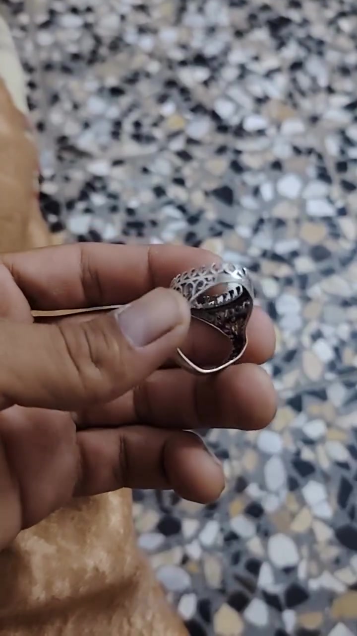 سلام عليكم شباب بيت فضه خشن ضاعت الحجره مالته سعر ٣٥ الف مدينه الصدر ***********
