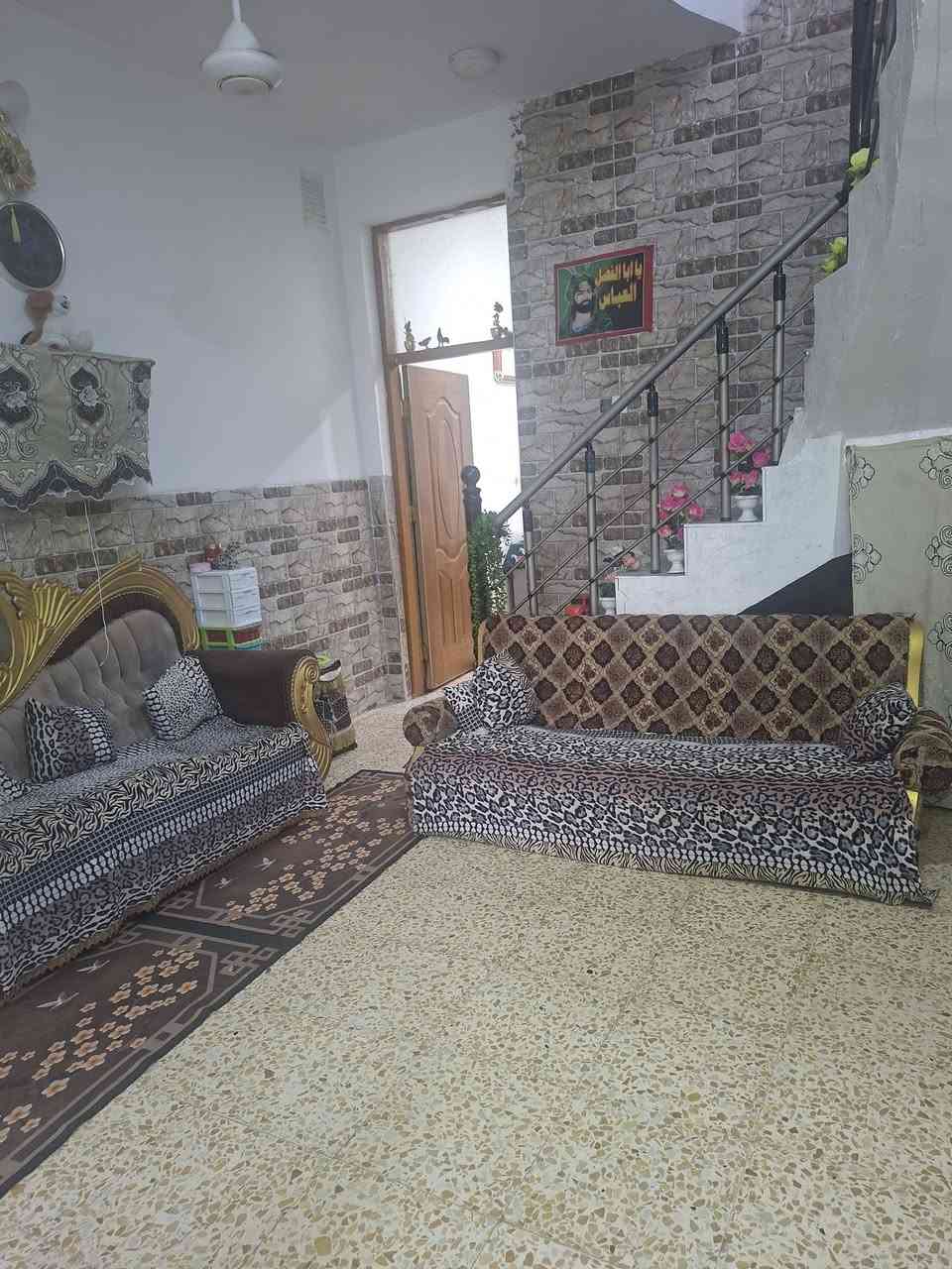 منزل متكامل للبيع المساحه 120 متر 6+20 زراعي مشمول بالتطويب غرفتين 6+4 غرفه جوه والثانيه فوك بالطابق الاول + استقبال خمسه ونص في 3 ونص ومطبخ وصحيات خارجيه وداخليه علمأ البناء طابوك السقف مسلح الارضيه كاشي الكهرباء بوري بيت كامل ما عايز لو ازغر شي البيت نضيف جدأ ماء اساله بالباب الابي خط ذهبي المولده تبعد عنه 50 متر التبليط يبعد عن البيت 20 متر  وبي هواي تفاصيل العنوان بابل شارع 80 مقابيل حي النصر  للاستفسار اكثر الاتصال على الرقم ***********
