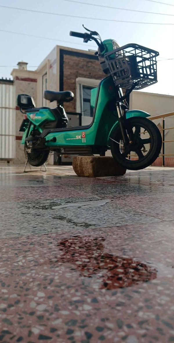 سلام عليكم دراجه شحن لبيع دراجه كلش حلوه دراجه جديده سعر 200قفل مكان حله حي عسكري شارع 80 رقم ***********
