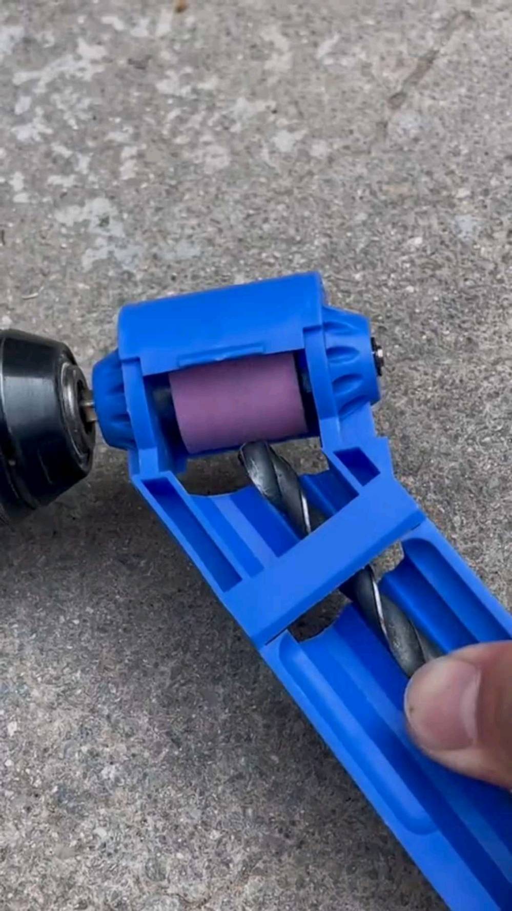 🔧💥 خلّي ريش الحفر ترجع جديدة بثواني!

مبراة ريش الحفر المحمولة هي أداةك الذكية لشحذ الريش المعدنية بكل سهولة ودقة 👌

كل اللي تحتاجه فقط تركبها على المثقاب، وشغّلها — ترجع الريشة حادّة كأنها جديدة 🔩✨

مصنوعة من حجر سنّ قوي يتحمل الحرارة والاستخدام المتكرر، مع تصميم موجه يضمن توازن مثالي أثناء الشحذ.

خفيفة، عملية، وتشتغل مع أغلب أحجام الريش من 2 إلى 12.5 مم.

القطعة الصغيرة اللي توفر عليك وقت، مجهود، وفلوس شراء ريش جديدة كل فترة! 🔁

🧰 متوفرة بلونين (أزرق  برتقالي) – يرسلان حسب المتوفر.