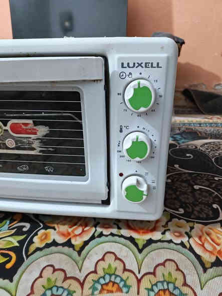 فرن كهربائي تركي 1800 واط 2 هيترات من فوك ومن جوه وياه صينيتين وسيباية مستخدم 3 مرات فقط شغال على الفحص للبيع 50 الف مكاني بغداد الحبيبية ***********
