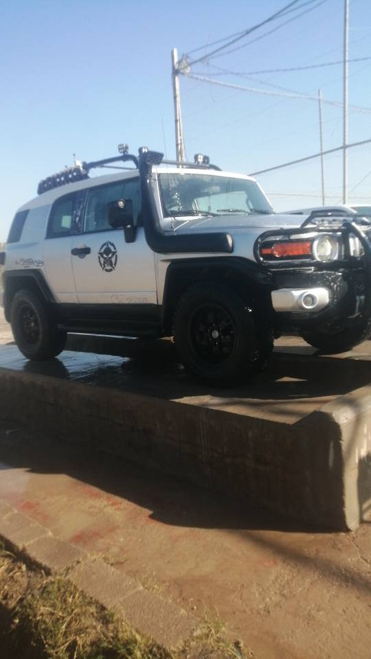 سلام عليكم تيوتا اف جي موديل ٢٠٠٧ للبيع او المراوس بيه ٣ قطع صبغ فقط لون سلفر بغداد مكفوله من الجفيه كير محرك مكفول بلادي  تبريد شغال شاصي نضيف جدا ١٢٥ و بيه مجال للاتصال وتساب *********** بغداد, العراق
