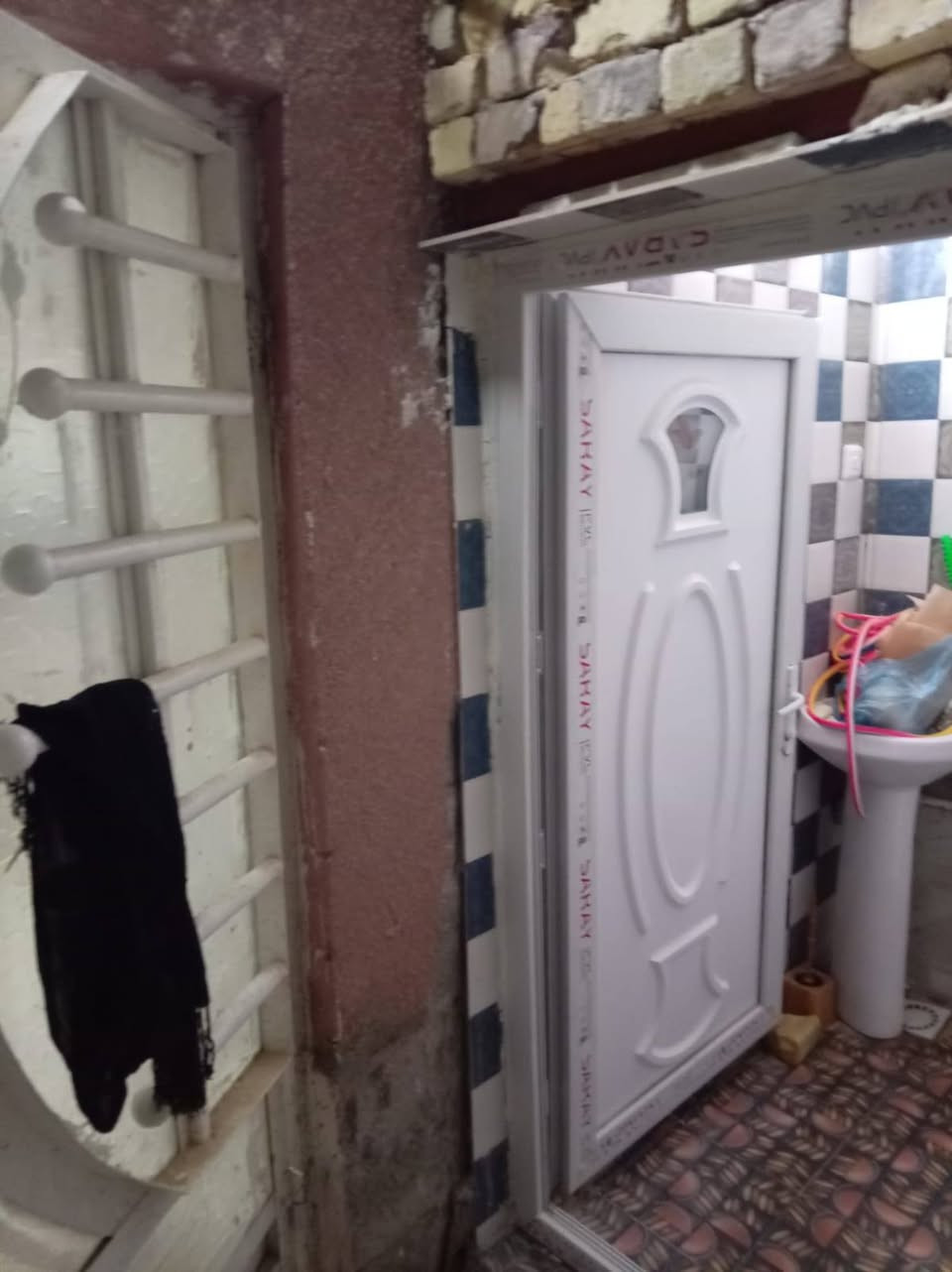 سلام عليكم دار البيع دار ١٠٠م مربع حي الرحمة الأولى العماره  خلف الشارع العام السعر مناسب رقم صاحب الدار ***********
