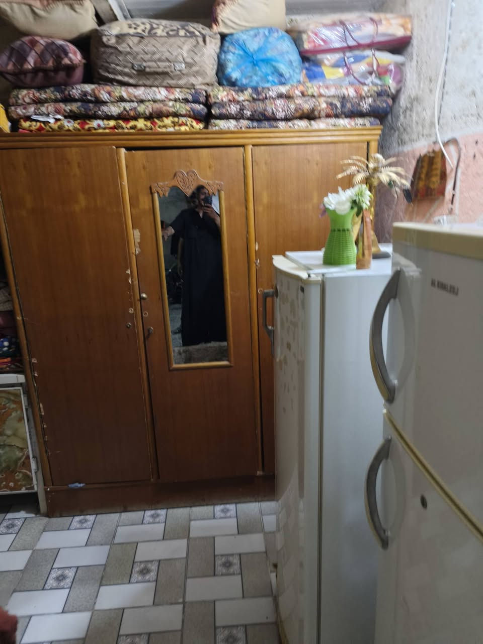 السلام عليكم بيت للبيع تجاوز مساحه 100 متر كامل الخدمات من كهرباء على شارع 80 بمحيزم  *********** السعر ملايين غرفتين نوم
