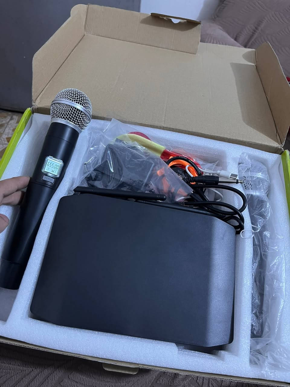 للبيع: نظام مايكروفون لاسلكي احترافي (Professional Wireless Microphone System)
نظام احترافي بنظام UHF لنقل صوت نقي وواضح، يمنحك حرية الحركة الكاملة في المناسبات والحفلات ويشتغل على المدى البعيد جهاز جديد غير مستخدم المهتم ينطي سعر


**إذا كنت صاحب هذا الإعلان وتريد حذفه لأي سبب، رجاءا أرسل رسالة إلى الدعم الفني**
