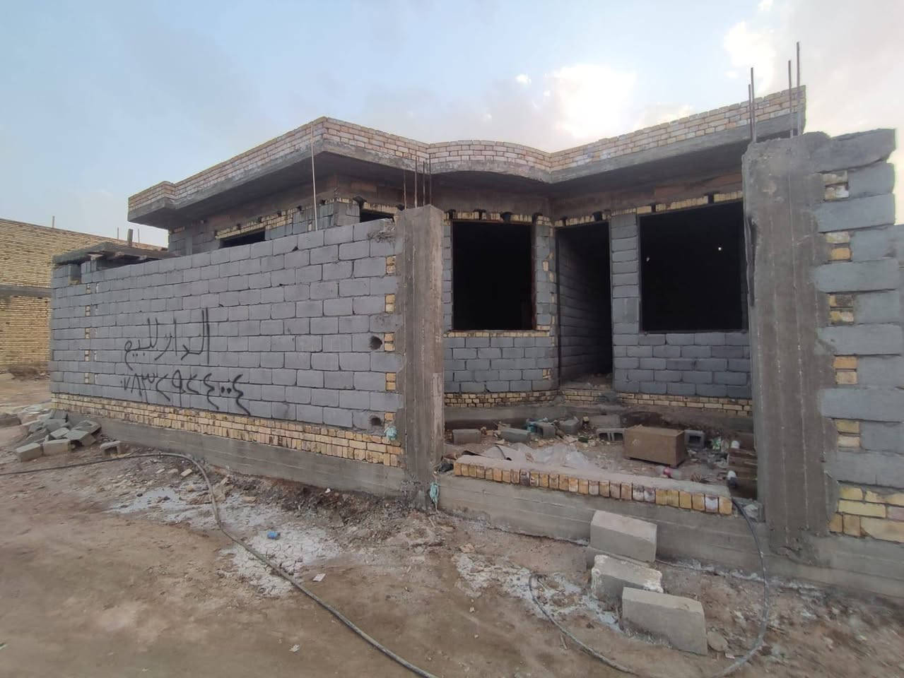 بيت يصير خلف العلوه القديمه مساحه 200 متر طابقين السعر 45 وبيه مجال مكلف بانشر نتصال ع رقم  ***********
