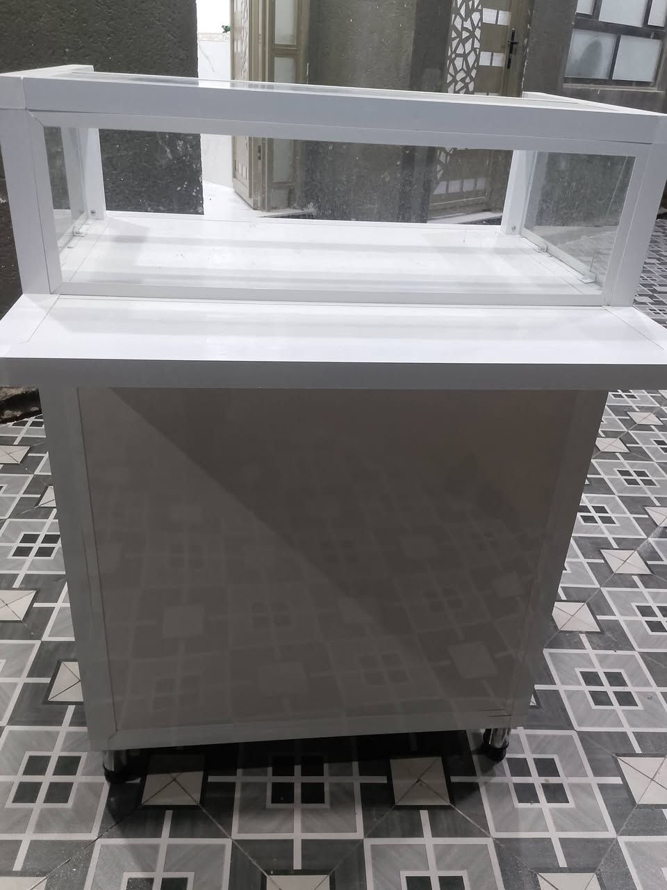 ميز للبيع سعر 200الف وبيه مجال شراي يجي خاص او مراسله عله وتساب ***********او اتصال ‏‪***********‬‏
