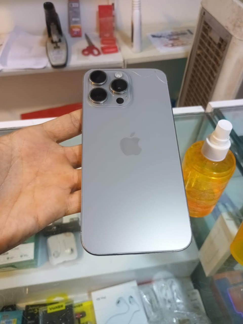 آيفون iPhone 15 Pro Max
مفتوح تخطي مبدل شاشه اصلي شرط تلث خيارات
بطاريه 83ابلادي 
كسر خفيف بل ظهر الضهر ابالادي 
شاشه مبدل اصلي تلث خيارات 
وبي خط بصيط بل شاشه مثل ما موضح بل فيديو 
السعر ٦٠٠ 
رقمي ***********
