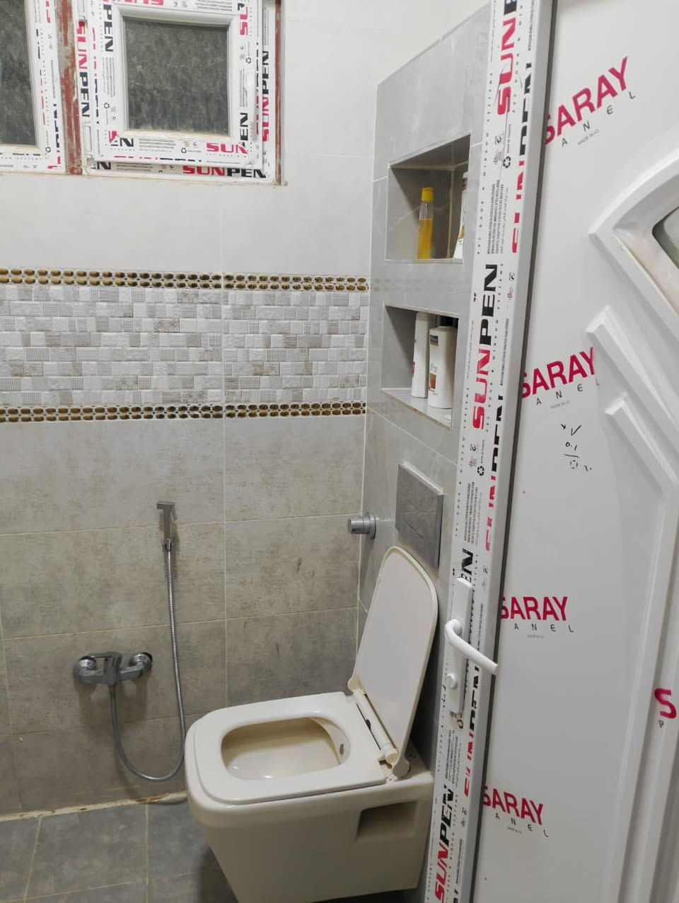 للبيع بيت طابق ونصف مساحة ٣٠٠ متر ١٠ × ٣٠
القادسية قطعة ٥٠٠ مقابيل اسواق النور 
على شارع ١٥ م اتجاه بغداد.
بيت جديد بناء سنة 2026
يحتوي على :-
٣ غرف نوم..
صالة كبيرة ٨ ×٥،
 استقبال كبير ٩ × ٥
مطبخ حار وبارد ٨ × ٤ ونصف.
صحيات عدد ٤
حديقة داخلية وخارجية
 
البيت جاهز شغل درجة اولى بورسلين تركي ١٢٠ × ٦٠ وسقوف سحب مغربية شبابيك ألمنيوم سلايت.

للاستفسار:- مكتب نصير للعقارات 
العنوان :- تكريت ، القادسية ، وسط شارع قطعة 500

***********

نرفق لكم صور الدار ‏
