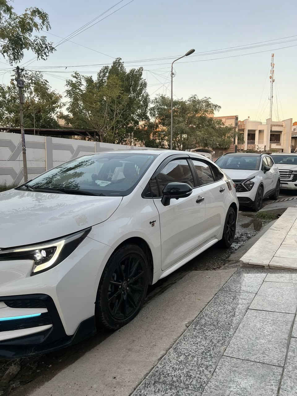 تويوتا كورولا GR هايبرد 2024 – فخامة رياضية
المواصفات: – محرك 1800 سي سي هايبرد – 4 سلندر

– ناقل حركة E-CVT ناعم وذكي

– تصميم خارجي رياضي بلمسات Piano Black

– دشبول اسود

– مقعد كهربائي واحد

– فتحة سقف

– 4 كاميرات رؤية محيطية مع نظام تسجيل

– شاشة وسطية تدعم Apple CarPlay وAndroid Auto

– دخول ذكي + تشغيل بصمة

– رادار أمامي + تنبيه مغادرة المسار

– أنوار LED أمامية وخلفية

– جنوط GR قياس 17 إنش

– عداد ديجيتال + تحكم من الستيرن

– مكيف أوتوماتيكي ثنائي المناطق

– نظام تثبيت سرعة

– فول مواصفات 

مكان سياره بغداد

***********
