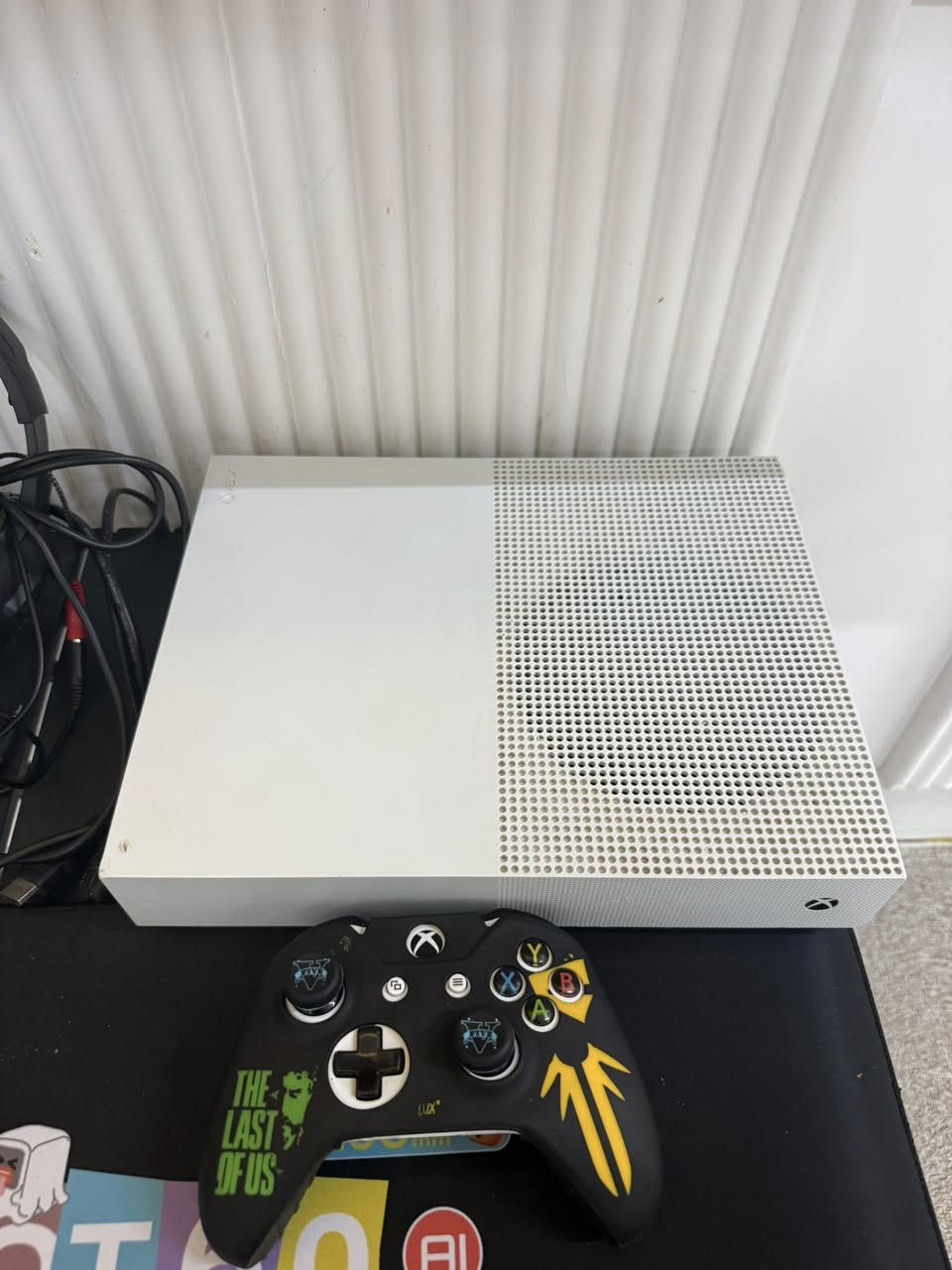 سه ره تا به نا وى خوا  Xbox one s بو فروشتن موديل2020. ٢مانگ گه يم پاسه تيكراوه نه كراوه يه ئه ورپى موقه باى له گه لا يه ك ده سك بيلادىً لوك ماله كه ينخومهً ين پيشتر٤٠٠پيدراوه يسه پيويستم به پا ره كه يه تى بويه ئه ى فروشمً بوخيرو نه م كريوه بازاى نيه ژ.م***********. شوين سليمانى جوار جرا
