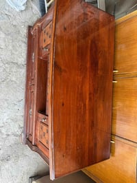 عندي مكتبه صاج ميز.  وجاركوزي  عنوان بغداد حي الجامعه 07752605357