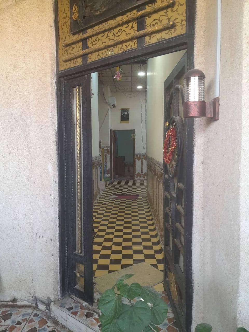 بيت للبيع مساحة 180 م  
وقف سني الارض مسجلة  
عدد الطوابق / طابقين
تفاصيل البيت 
 الطابق الارضي/ صب كونكريت غرف منام عدد 2 وصالة ومطبخ وديوان 
الطابق الاول / سقف سندويج غرف منام عدد 3 وكل غرفة بيها حمام 
والشارع راح يبلطوا والفرع مقرنص عرض الشارع 10 متر مقرنص يصير وبصف البيت 8 متر تبليط 
 العنوان / البصرة / المطيحة . ام النعاج / مقابل بانزين خانة يم السجن  
السعر / 90 مليون وبي مجال
باقي التفاصيل راسلني خاص او واتساب واحولك الراعي البيت 
***********
