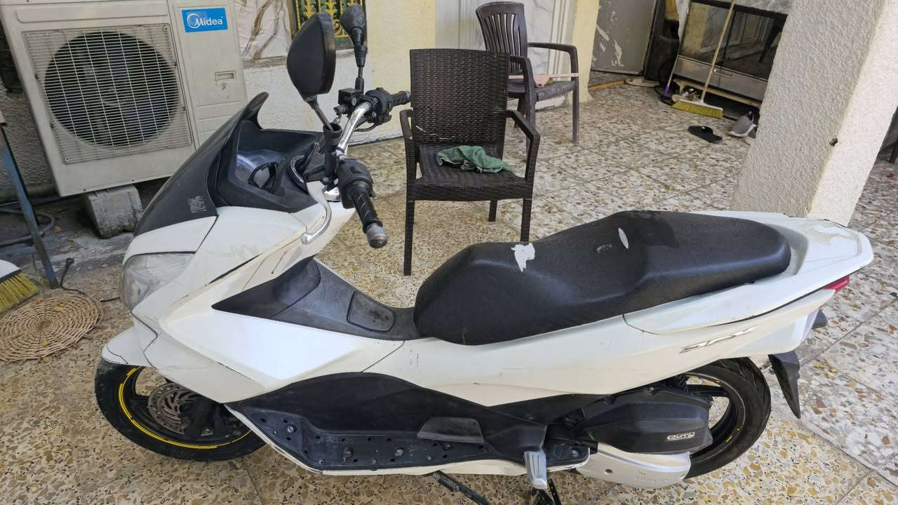 السلام عليكم دراجة pcx جيل ثاني موديل ٢٠١٧ للبيع مثل ما موضح عدكم بالصور الدراجة نظيفة محرك كلتشات دواخل مكفول بس بيهة حادث فطور وشخطات رايدهة ب مليون و٦٠٠ الف بيهة مجال للشراية للتواصل دايركت او *********** واتس اب او رصيد متوفر
