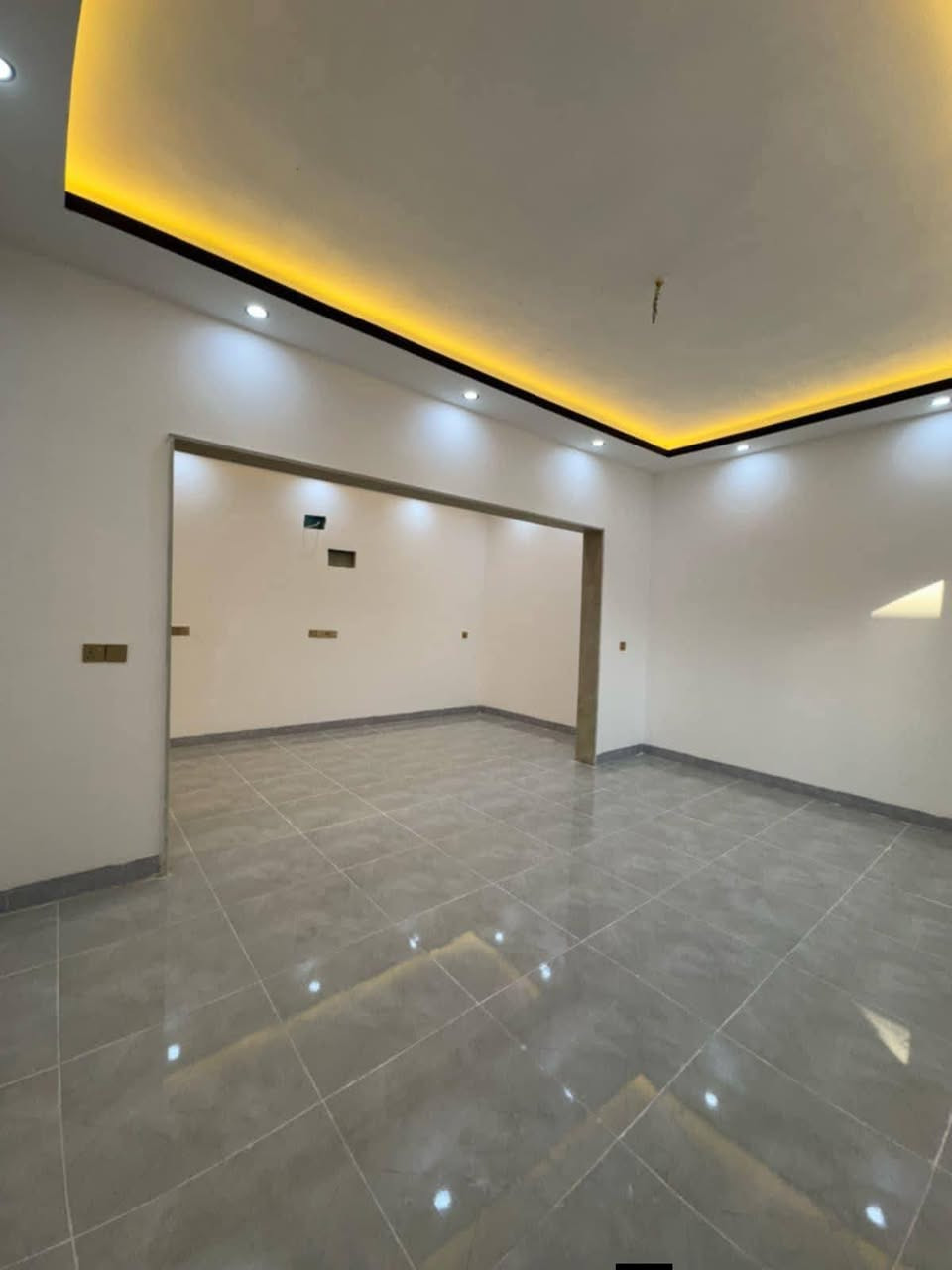 #عروض_مكتب_الدار_للعقار
دار للبيع 

حي الملايين الأولى 

قرب جامع الصواف 

المساحة لكل 110م واجهة 10م

ط1 )) غرفة نوم واستقبال وصاله ومطبخ وصحيات 

ط2 )) 3 غرف نوم وصاله وصحيات 

خدمات كامله ماء كهرباء تبليط 

سند زراعي قرار 25 

للاستفسار أكثر اتصل على الأرقام او 

 مراجعة مكتب الدار الكائن في بناء الجاهز مقابل الكمرك 

***********

***********

***********
