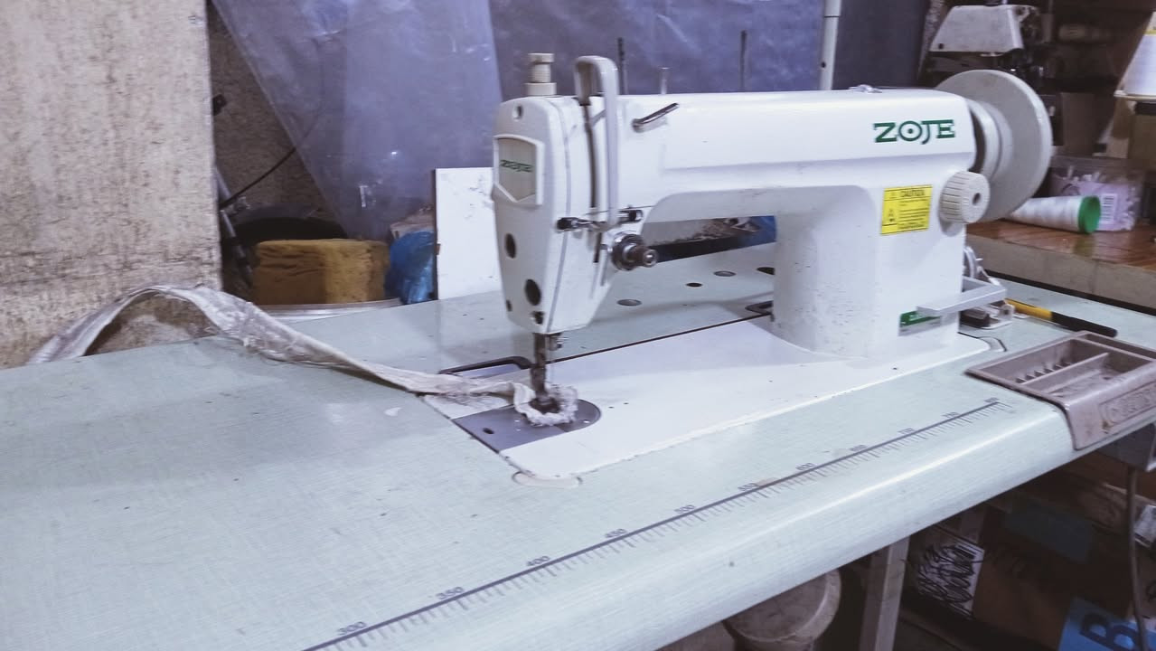 مكينة زوجي  حوزة خشنة  ابرة 23 شغالة تمام للأقمشة السميكة السعر 250بغداد ***********
