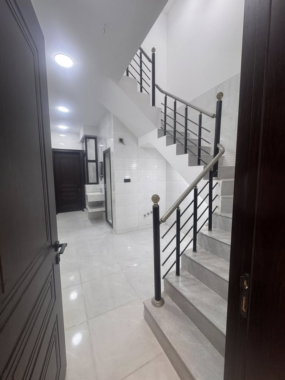 متاح للبيع مشتمل
مساحه ٥٢ ونص 

واجها ٣.٥ 

ونزال ١٥ 

فول مودرن 

يحتوي على ثلاث غرف نوم مع حمامات عدد٢ 

مدخل واحد ثالث بيت من شارع العريض الرئيسي 

١٨٥ السعر وبي مجال قابل للتفاوض 

*********** 

مكتب البقيع شارع المدارس مقابيل مدرسه سومر الاهليه
