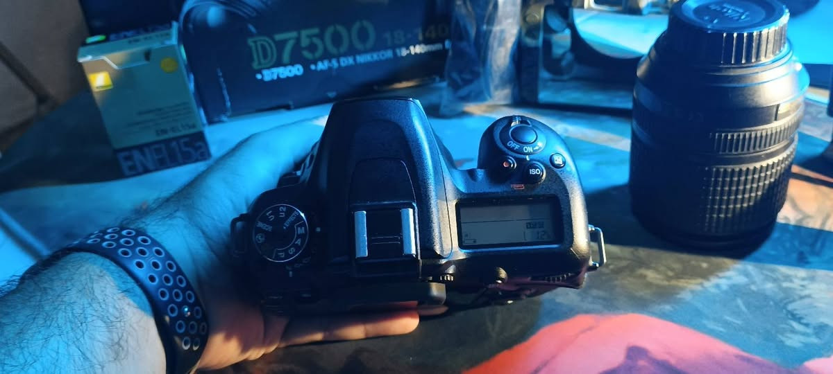 نيكون d7500
مع العدسة الكت الاصلية 18-140 فتحة عدسة 3.5
كامل ملحقات مع كارتونة +حزام كتف+ جلاتين حماية كاميرة
بطارية وشاحنة 
كاميرة نظيفة كلش وما مستعملها هواي 
شتر 26k 📸
شاشة لمس مائلة فوق وتحت فقط
21 ميكا بكسل 
فيديو 4k فريم30
مكاني شهداء البياع (***********)
