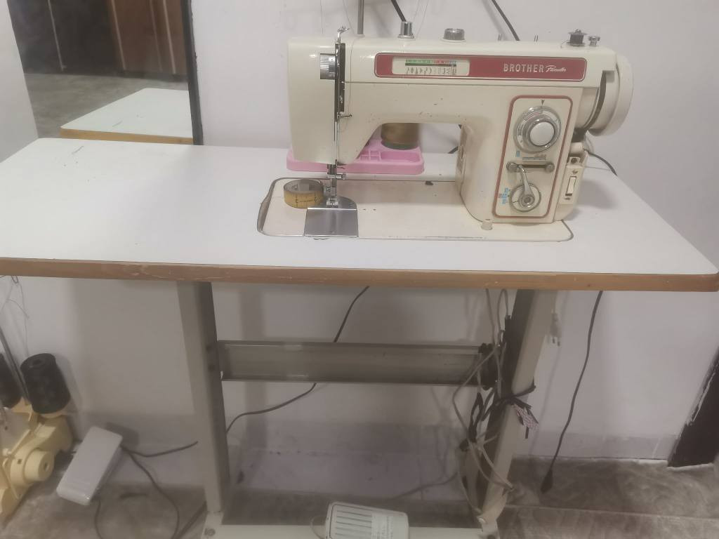 مەکینەی Brother بۆ فرۆشتن 
دورینی ڕێک و نەخشی هەیە مێزی لەگەڵدایە جانتا و هەموو شتێکی خۆی لەگەڵدایە ، هیچ کێشەی نیە و بێ عەیبە و نرخی 160 هەزارە
لە سلێمانییە *********** السليمانية, العراق
