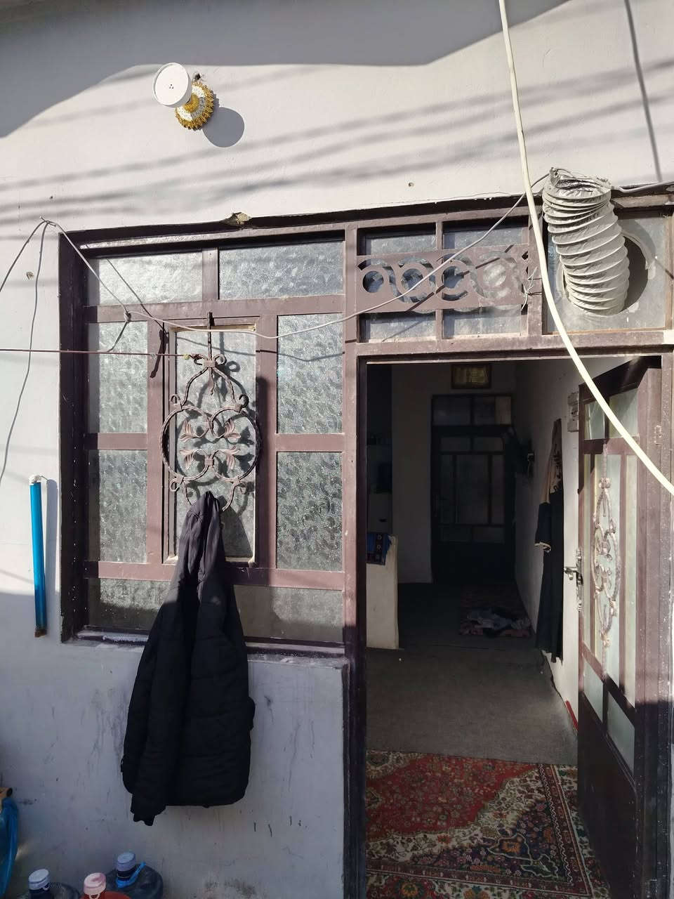 السلام عليكم بيت للبيع المساحه ١٠٠ متر البراكيه شارع المطار القديم قرب جامع أم البنين البيت يحتوي على غرفتين صاله مطبخ استقبال صحيات داخلي وخارجي اساس صب كونكريت سقف صب كونكريت بناء بلوك السعر ٢٣ معه المجال الاستفسار على الرقم ***********
