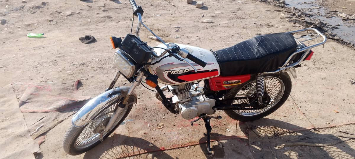 سلام عليكم دراجه ايراني نامه بروه مديل 18 محرك مجفت جديد بعده عل سحك بعد بس تفيلس و نقص كابريتر تعبانه  كهربايات نقص باتري و جوزه مكاني بغداد حي ور سعر 250 وبيه مجال  ***********
