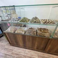 ميز او فاترينه حلويات الطول الكلي ٤ ونص متر مقطعه مترين بمترين بمتر وق...