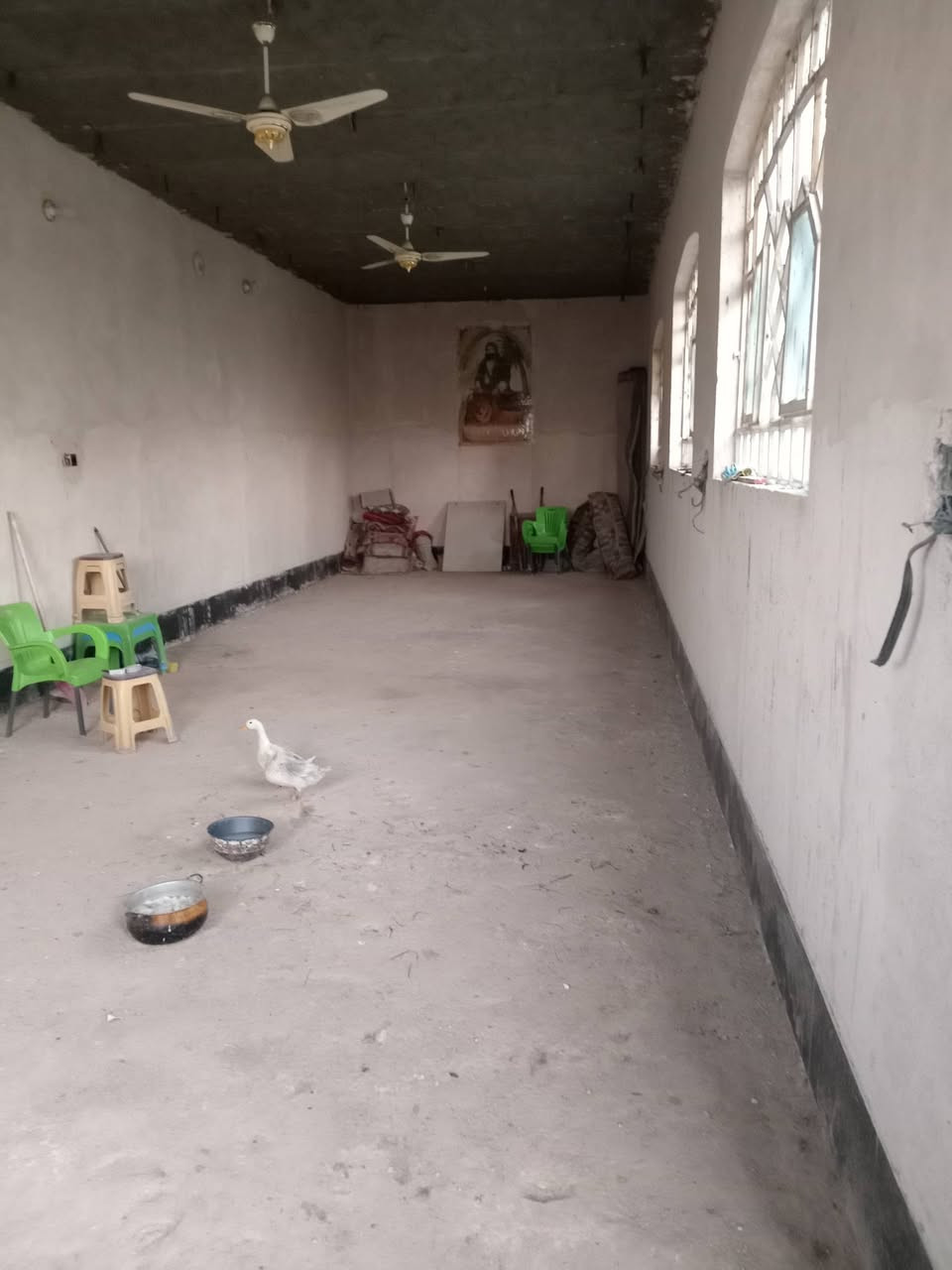 بسم الله الرحمن الرحيم مزرعه للبيع تحتوي علا دارين الدر لاول غرفتين وصاله ومطبخ ومجمع صحيات وستقبال 25 متر  ودار ثانيه مشتمل البيت معوز ارضيه وبورك فقط العنوان شارع المعمل طريق الكم اي ستفسار التصال ***********
