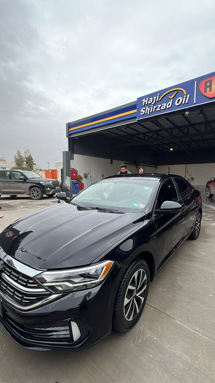 VW jetta Modil2023 
مواسەفات S رەنگی رەش ، زۆر پاک و خاوێنە
نیو بۆنت سبوغ ، بێ ئیرباگ ، بێ ژۆری ، رادێتەی بیلادی ، رەقەم کاتی …ژمارە تەلەفۆن
0751 649 36 46
