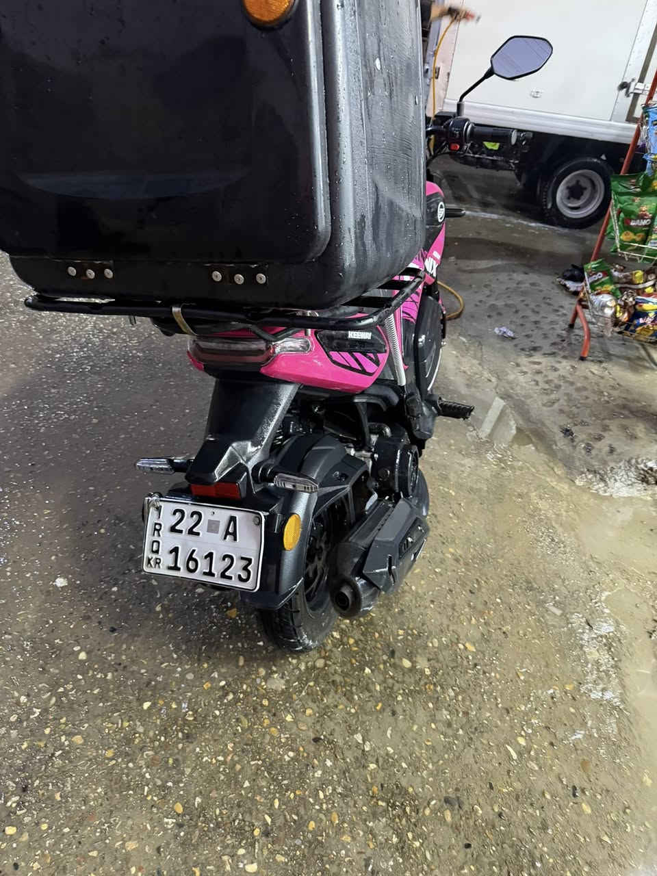 السلام عليكم
دراجه 150cc   minx  للبيع
 اخذتها قبل كم شهر من عجلة الخليج ماشيه 3000 يعني بعدها جديده الدراجه نظام بطح بس صغير كير اوتو 
دراجه رقم وسنويه بعدها ب إسم الشركه
 بازين بس محسن ودهن من الشركه
سعرها مليونين وربع. وبيها مجال 
 التفاصيل أكثر اتصل ***********
