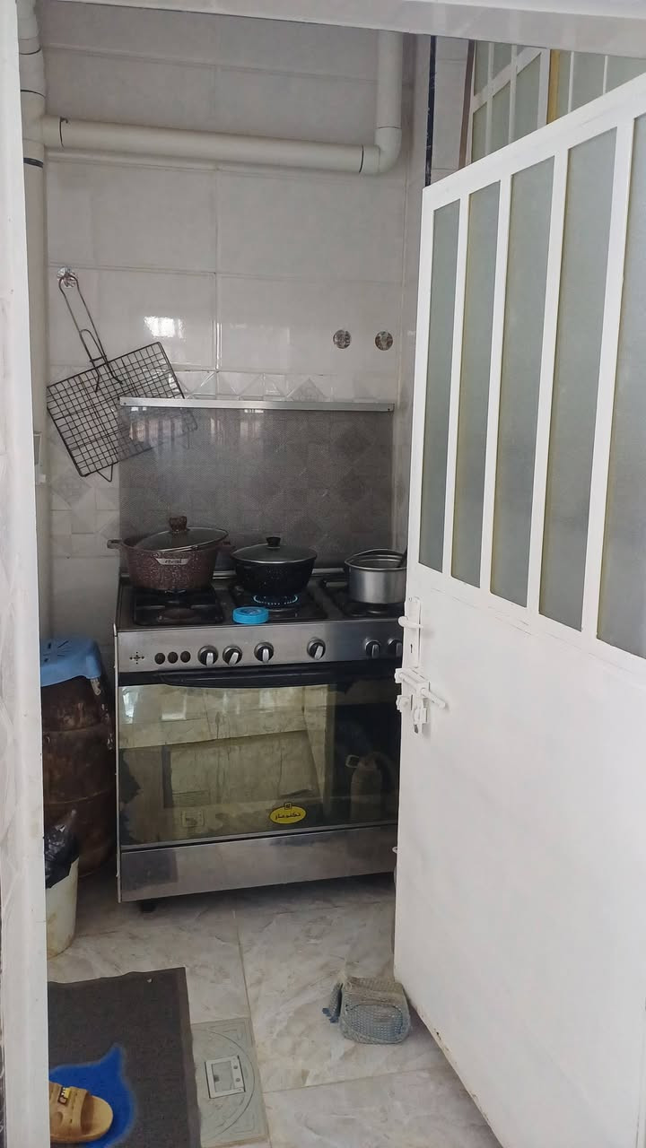 ياالله.السلام عليكم مشتمل المساحه 90متر مربع ركن.على3شوارع بيت جديد ونضيف مال عائله صغيره موضح بالصور والمقطع الفديو.المكان نزلت اللؤاء حنين مربع الجملون ثالث شارع.السعر(30)الاستفسار***********.ملاحضه البيت قبل 5اشهر كاعدين بي اكرر مال عائله صغيره
