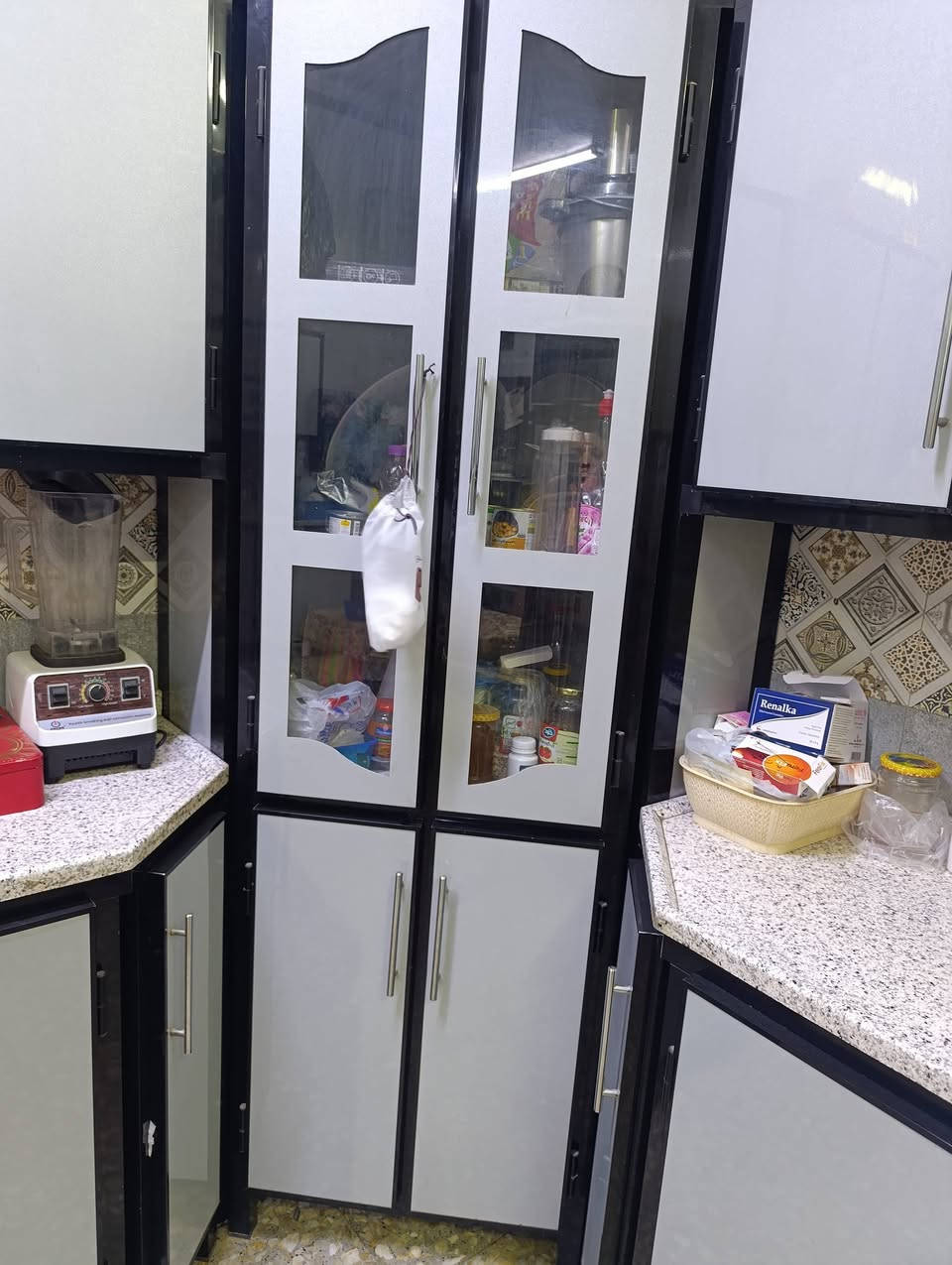 كاونتر المنيوم فصال شغل ثقيل مو سوگي ١٢ متر ونص الوجه مرمر والسنك مرمر السعر ١٣٠٠٠٠٠ مليون وثلاث مائة ألف دينار المكان الزعفرانية *********** ابو محمد
