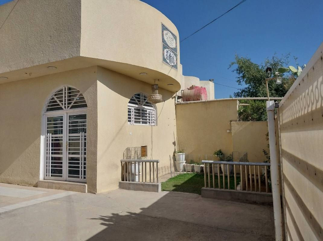 #دار_ركن_على_شارع_تجاري_مساحة_٢٧٠_متر_
الواجه ١٢والنزال ٢٢
مساحت البناء ٢٠٠ متر وال٧٠  مصممه تكون محلات حالين حديقه.
بناء سنة ٢٠٢٣ درجه أولى الأساس رفت ٧٠ سانتيم والجدران طابوق والسقف صب. سند ٢٥.
يحتوي على غرف (عدد٢) ٥×٥ نظام اسويت، والهول والمطبخ ٦×١٢ مفتوح على بعض نظام أوربي وصالة ضيوف خارجيه ٥×٥ وحمام خارجي مشترك ومطبح حار.
السطح يحتوي على بيتونه ومخزن ومحمية عصافير.
كل الديكورات من المرمر الاسباني والستل استيل التركي.
البيت (ركن) على شارع ٢٠ متر وعرض الفرع ٦
العنوان:- القاسم (ع) نزلت زامل بعد حسينية قاسم أل اميح مقابل غسل رزاق ال شهيب.

***********
+واتساب
