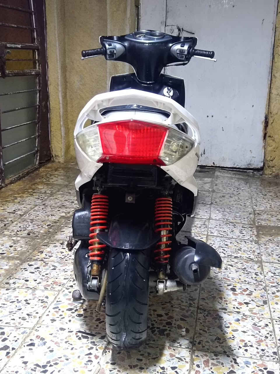 سلام عليكم سكنز فحل كابريتر للبيع $
دراجه مال رمبه صار شهر من منزله و المكاتبه موجوده 
دراجه مال رمبه ما مفتوح بيه برغي بلادي من التاير للتاير 
مكفوله كفاله عامه من محرك و كفرات و سرقه 
دراجه كفرات نضافتهن 85٪ 
ابو المصلحه يعرف التحميل من يجن بل حاويه اشويه يضربن 
لاكن الدراجه ما بيه اي نقص نكر سلف و هندر و كهربائيات كله شغاله
فقط بيه خلل بسيط بل دشبول من طفي ناريه يبقه مشتغل علمود الساعه البي بس هوه شغال كله ما بي عطل 
دراجه الذيل مالته او الجاملغ الخلفي موجود بس فتحته علمود التنضيف 
السعر خاص لان اكو نفوس ضعيفه يكسرون بل سعر 
اي استفسار اتصل عله الرقم ما متواجد عل فيس 
*********** مكاني بغداد الطالبيه
