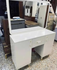 ميز تواليت • مجال بسيط