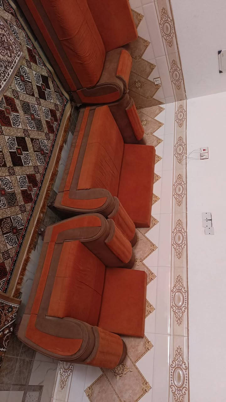 سلام عليكم للبيع تخم قنفات 10مقاعد مستعمل نضيف اخو الجديد السعر 150الف قفل المكان  واسط قضاء الحي الاستفسار عله الرقم ***********/***********
