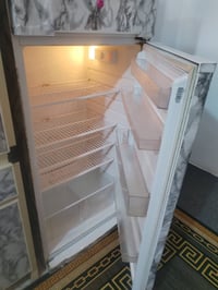 ثلاجة ٢٢ قدم • نضيفة • كاطون/بيروت