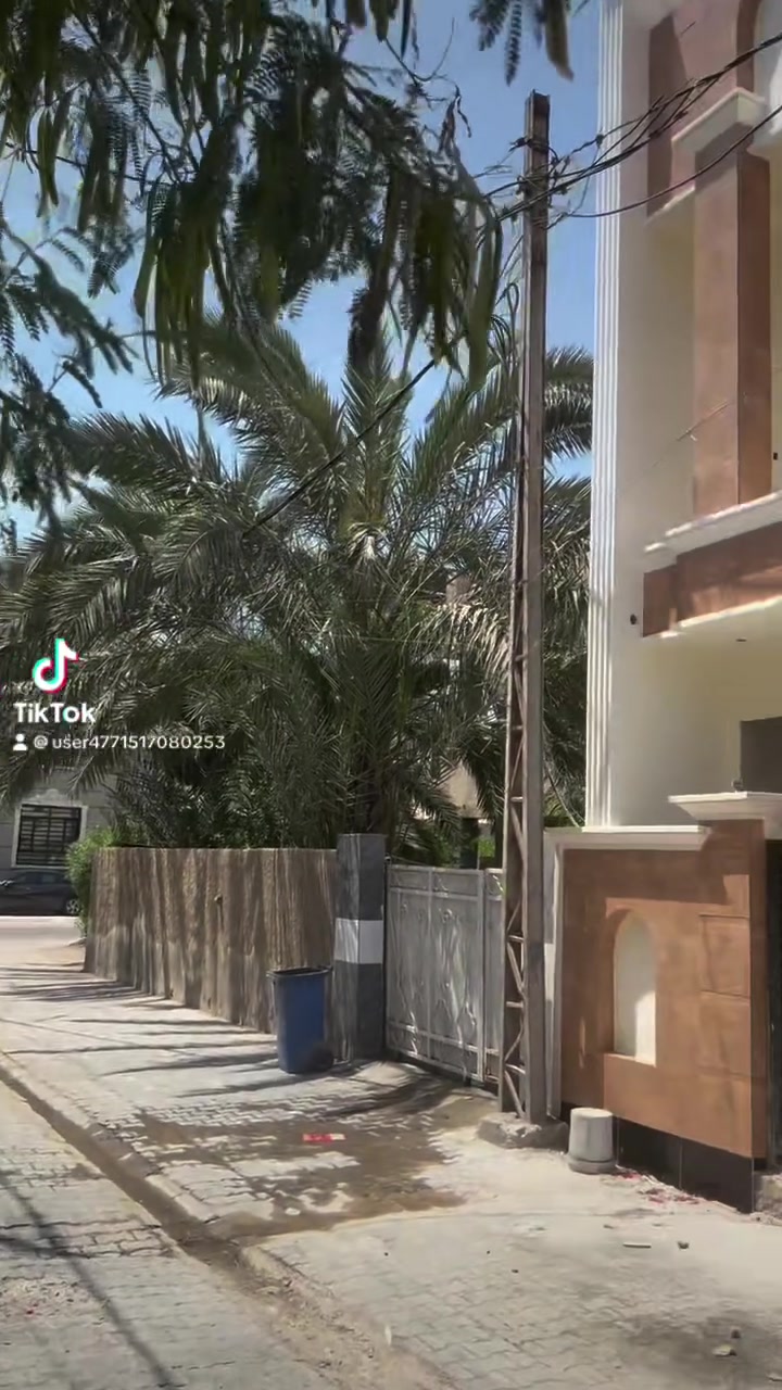 السلام عليكم
 
دار للبيع مساحه 80 متر  واجه 4 نزال 20

البناء حديث 2026 صنف العقار طابو ملك صرف

الدار طابقين يحتوي على صاله +مطبخ+صحيات عدد 2 + غرف 

نوم عدد 3+ بيتونه+ صطح عدد 2 

الموقع العقار الدوره ميكانيك قرب أسواق بوتو 

لاستفسار اكثر 
                       ***********✅
