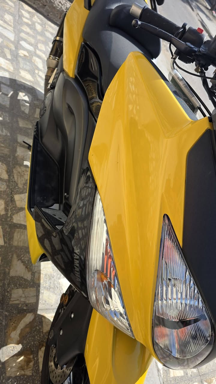‏السلام عليكم  2011 YAMAHA TMAX
‏​⚙️ المحرك: 500CC
‏​🎨 اللون: اصفر مـمـيـز ❄️.  
‏ماشية 21 الف وبل يابان ماشية 18الف  
‏وياهة 3سيوجات سكيورتي 
‏مزودة من اليابان🇯🇵.
‏صالنصة رياضي ✅
‏وستيرن رياضي ✅
‏وتجوة اصلية ✅
‏وتدفئة بل يدات✅
‏وقاعدة موبايل اصلية ✅
‏الدراجة ورقة المزاد مالتهة وصور اليابان وتقريرهة  مالتهة موجود  الدراجة نازلة من معرض كلشي وكلاشي   
‏ 🛠️ الدراجة: مكفولة من كلشي   
‏​​📍 الـمـكـان: بـغـداد : الشعب
‏📱 لـلـتـواصـل والإسـتـفـسـار:📞 [‪***********‬) 
‏
