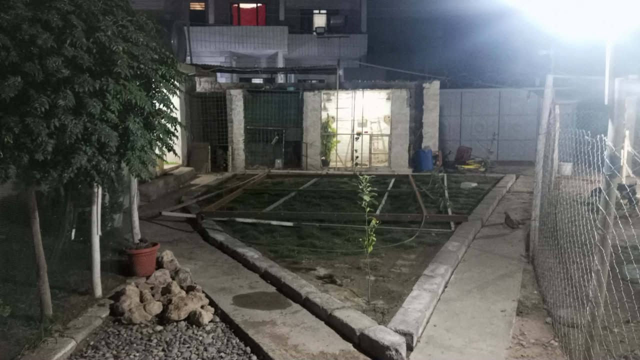 السلام عليكم ورحمة الله وبركاته يوجد قطعه ارض للبيع المساحه ٢٤٠ متر بل البستان الشيوخ مزرعه مي كهرب مسيجه السعر ٢٤ مليون وبيهه مجال شي قليل الستفسار الاتصال على الرقم *********** او مراسله خاص،
