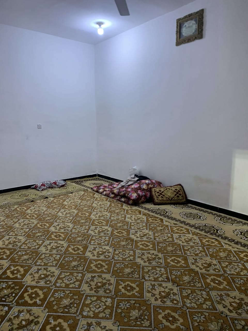 السلام عليكم بيت مساحه 140 متر بلخميسات قرب مطعم النافوره يبعد عن تبليط 100 متر خدمات ماي وكهرباء ومدارس وامبير ووصل طابو بي يحتوي على غرفتين وصاله وصحيات داخليه وخارجيه واستقبال البيت مرتب وحلو السعر كلش مناسب للتواصل ***********
