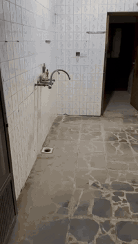 دار للايجار
المساحة ٤٣٣ م 
حي الجامعة شارع جامع الراوي 
قرب مدرسة الاصيل م 631
الطابق الاول 

كراج 4سيارات 
حديقة كبيرة 
مطبخ حار 
مطبخ بارد 
هول عدد 2
حمام عدد 2
2غرف نوم 
مناور عدد 2
صالة كبيرة 
===========
الطابق الثاني 3غرف نوم سويت 

سطح ناصي وسطح عالي
الايجار تجاري فقط وليس للسكن العائلي
للاستفسار
***********
 دار الكرم للحلول العقارية
