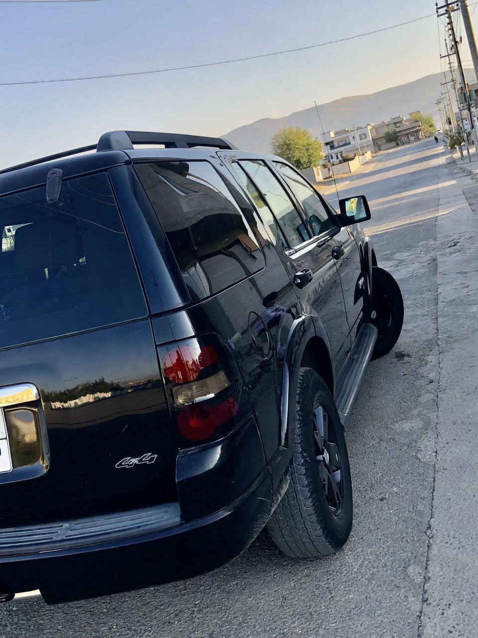 فۆرد اکسپلۆرە  2008شەریکە نیڤایە
کامل مواسەفات  بەس سڵایت و  بەسمە نییە

سیارەکە زۆر خاوین ماوەتەوە  هیچ سبوغو لێدرانی نییە
180هەزار  ڕۆیشتووە  
سەنەوی تازە بەسەر چووە  بەشەرتی تەعویل 
گێڕو مەکینەی  نەکراوەتەوە بەشەرت
ناونیشان   قەڵادزە  
0750 1145623 بشدار, السليمانية
