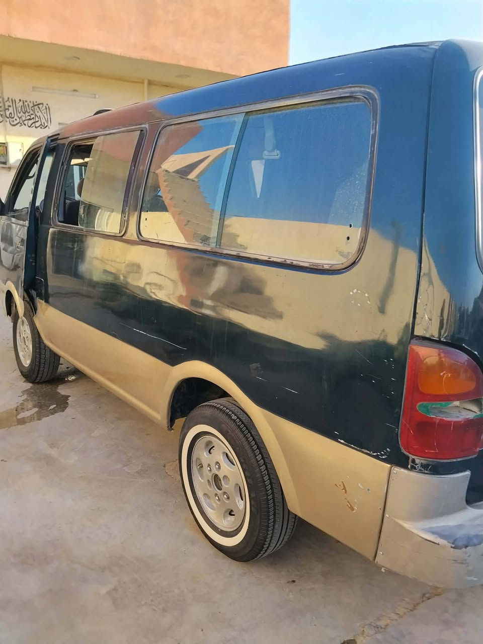 سلام عليكم بريجو البيع موديل 96 الماني تأخذ تحويل مصفره هيىه وغرامات محرك نضيف سياره مصبوغة جديد وبيها كم شخط  تخم تاير السعر 50 وبيها مجال الطيبين العنوان فلوجه شهداء وهاذه رقم ***********
***********
